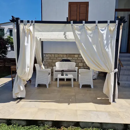 Daire Cinzia's House Of Mirrors